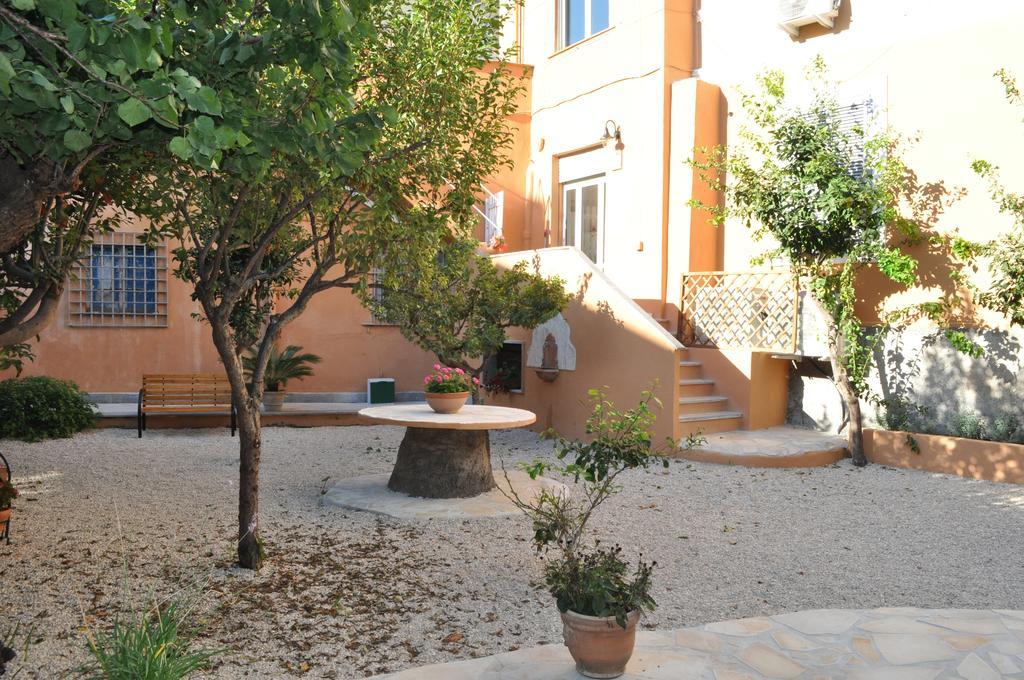 Il Giardinetto Guest House Civitavecchia Exteriör bild